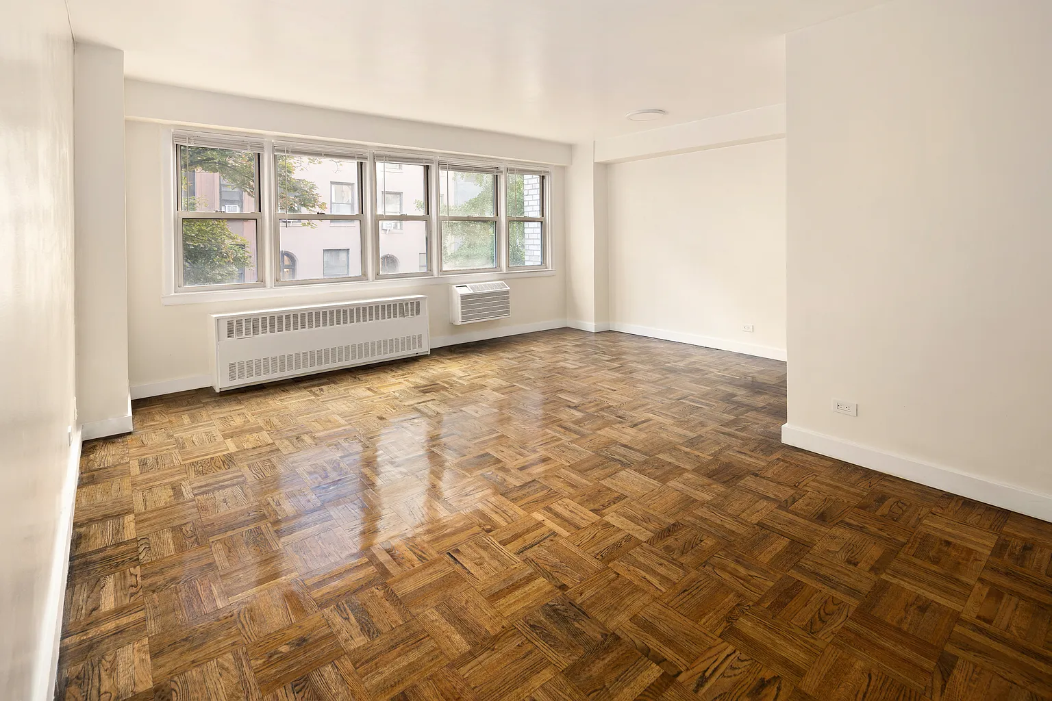 150 E 37th St APT 3A photo 1