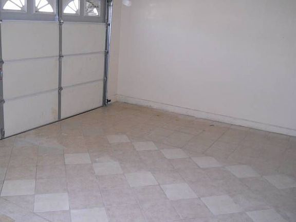 Garage w/opener tiled