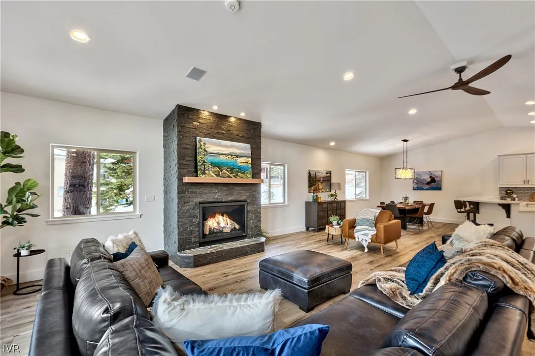 4 bed, 2.5 bath, 2984 sqft, $10,000 — Photo 2