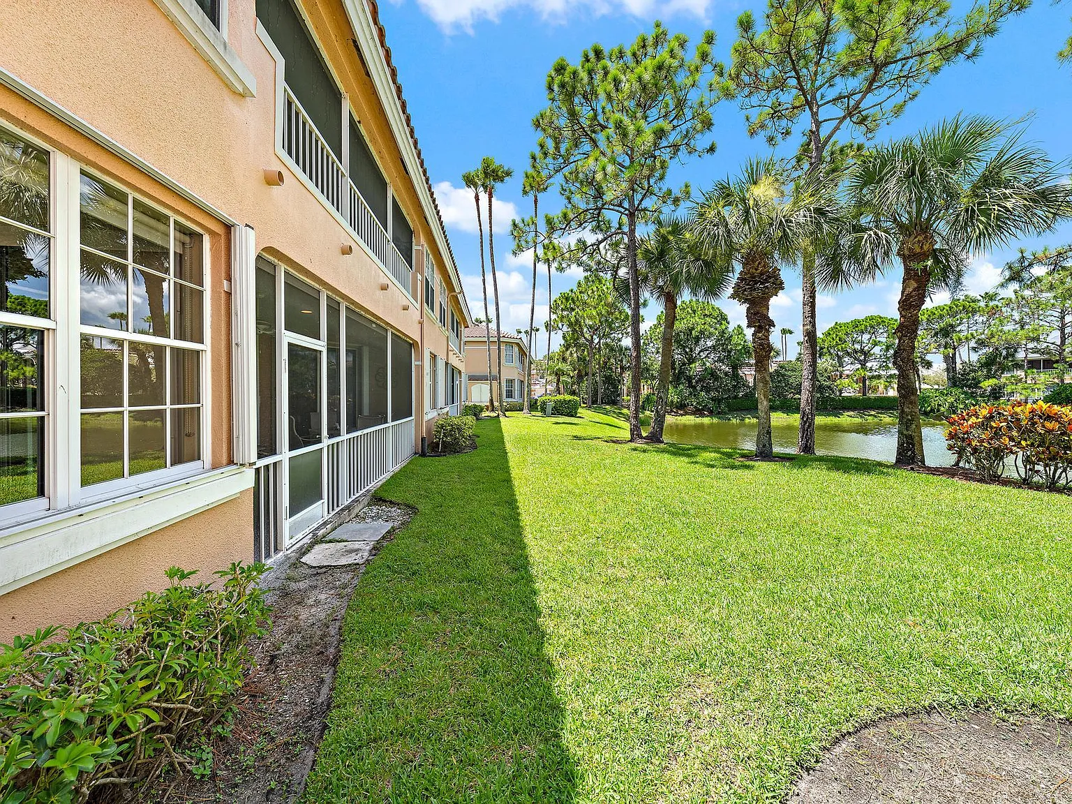 3 bed, 2.0 bath, 1912 sqft, $8,000 — Photo 3
