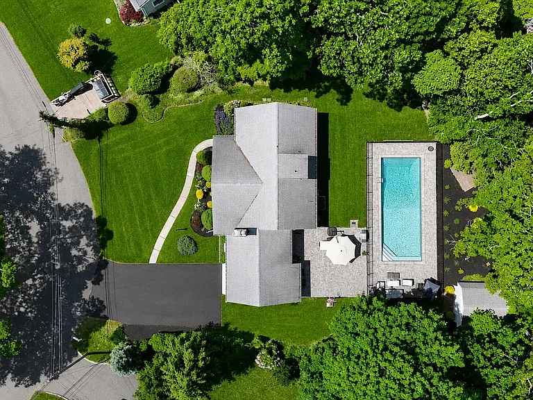 12 Wayne Ct — Photo 2