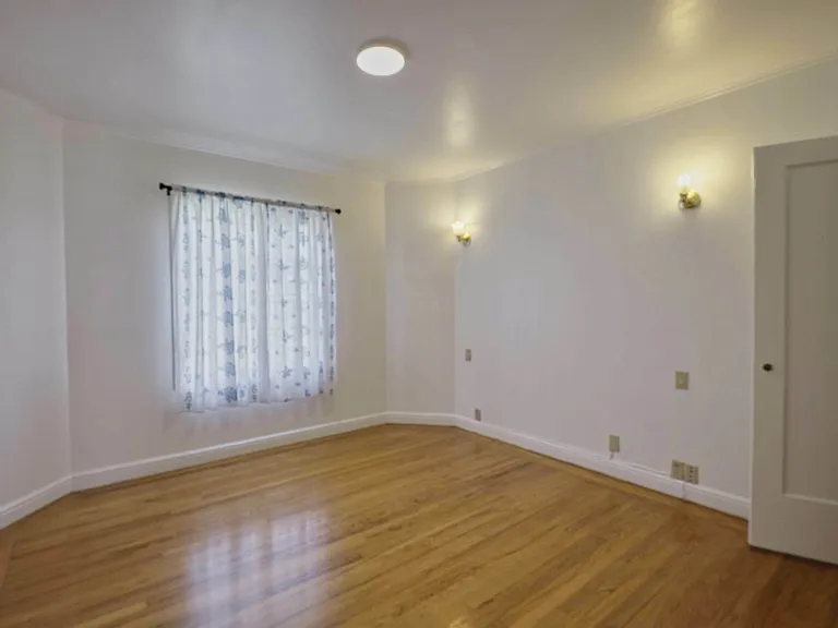 1676 Cayuga Ave — Photo 9