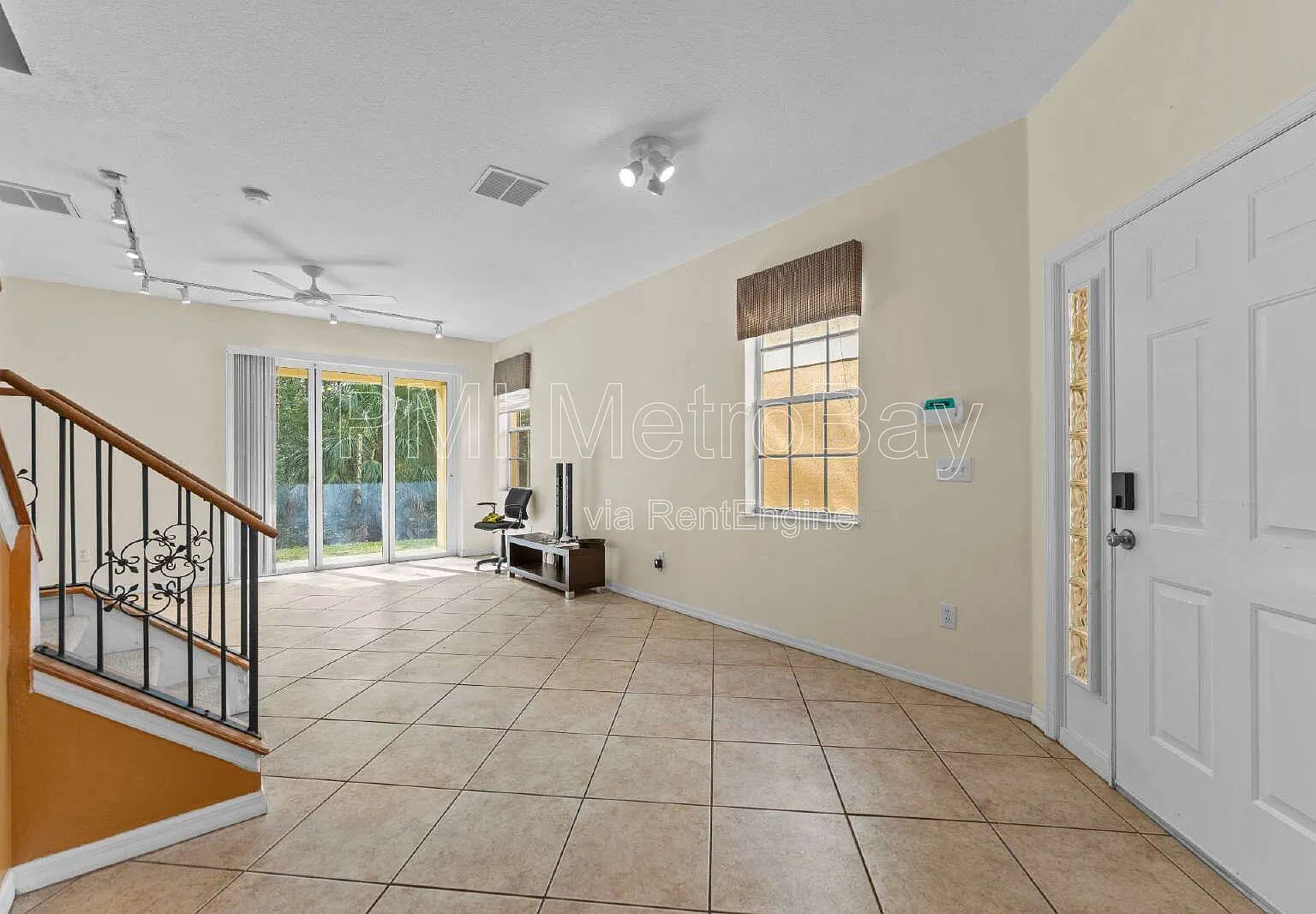 3 bed, 2.5 bath, 1464 sqft, $1,799 — Photo 4
