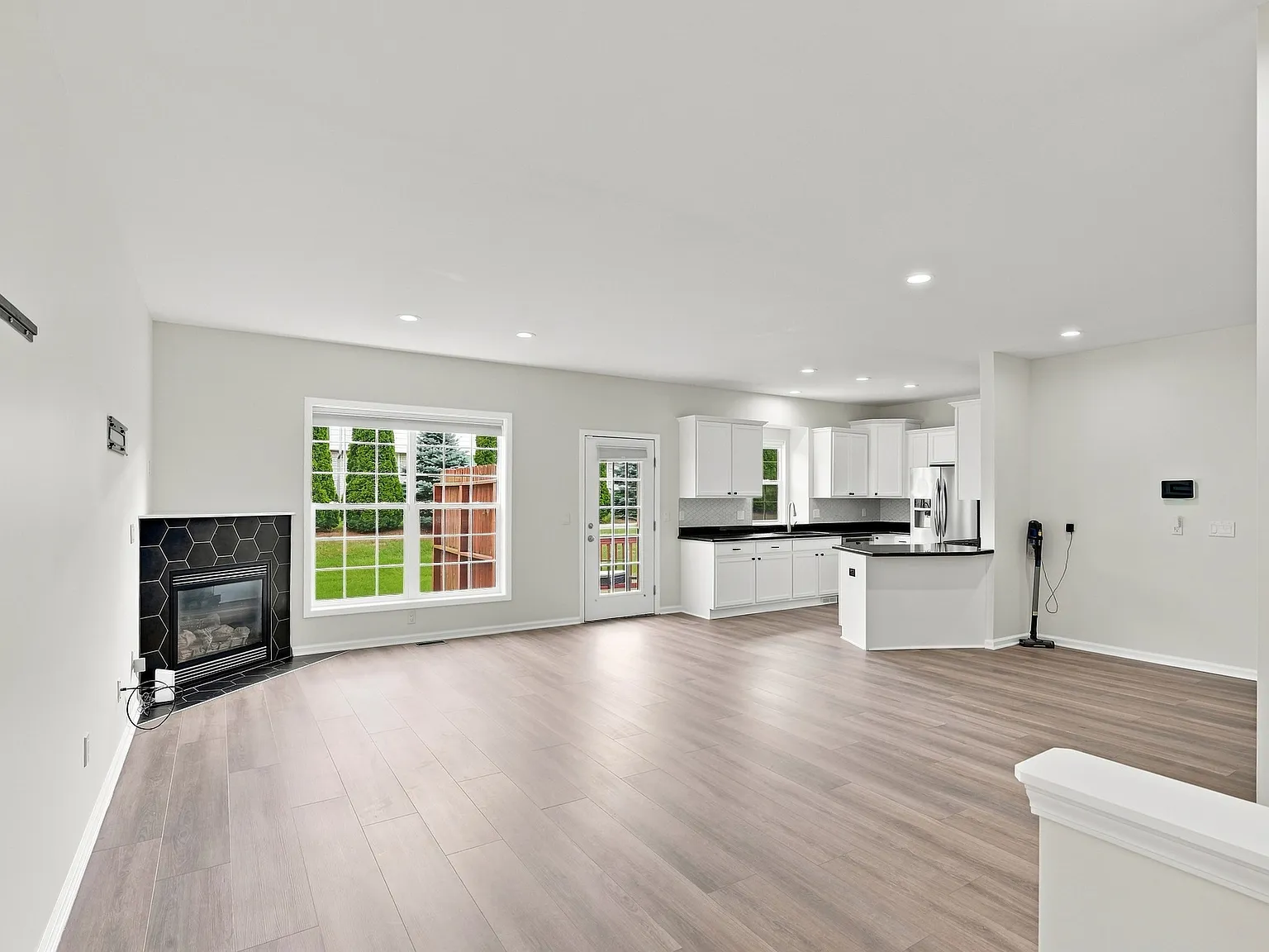 3 bed, 1983 sqft, $3,550 — Photo 4