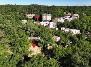 5 Douglas St, Eureka Springs, AR 72632