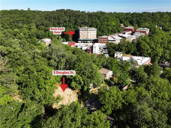 5 Douglas St, Eureka Springs, AR 72632
