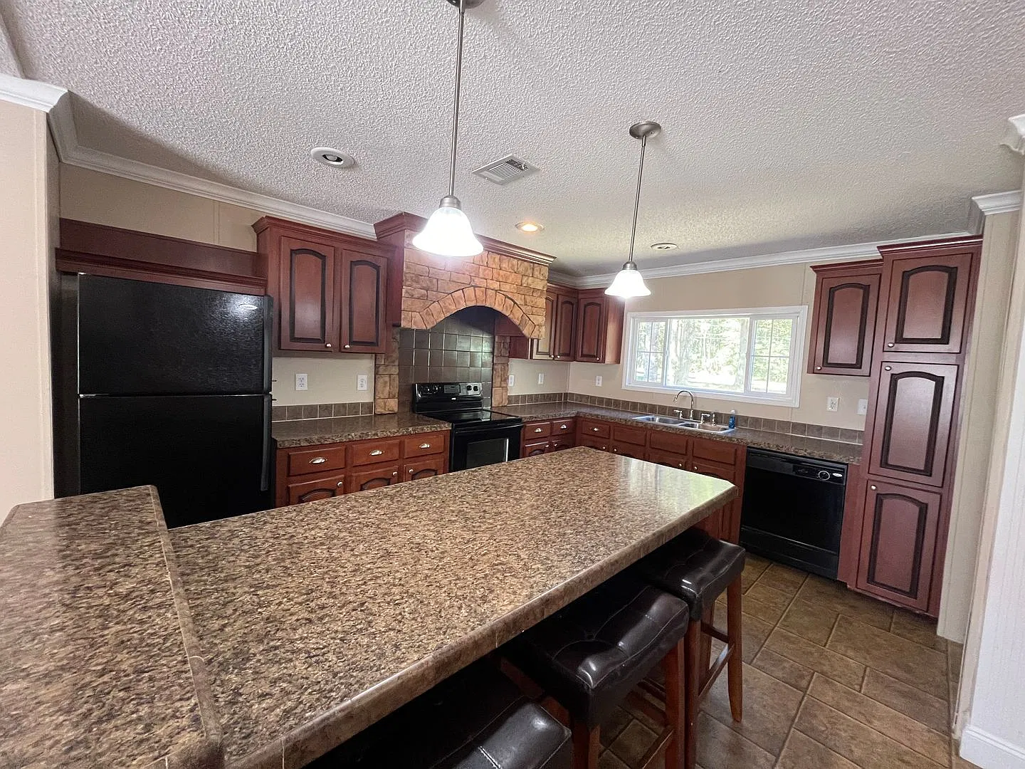 Country Living at it's finest! 4 Bedroom, 2 bath Manufactured home on 1 acre — Photo 3