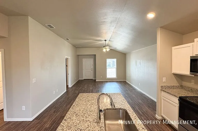 2033 Kenwood Ave — Photo 5
