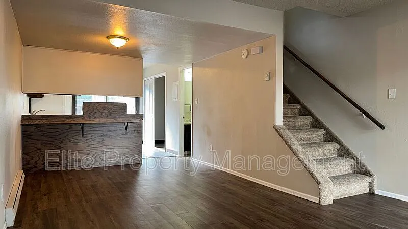 2 bed, 1.5 bath, 952 sqft, $1,095 — Photo 3
