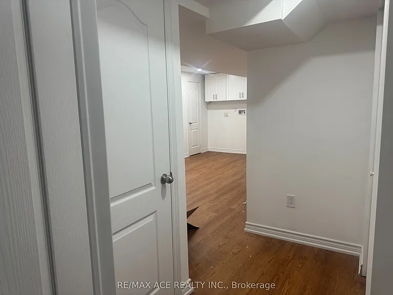 7 Glacier Cres #BASEMENT — Photo 9