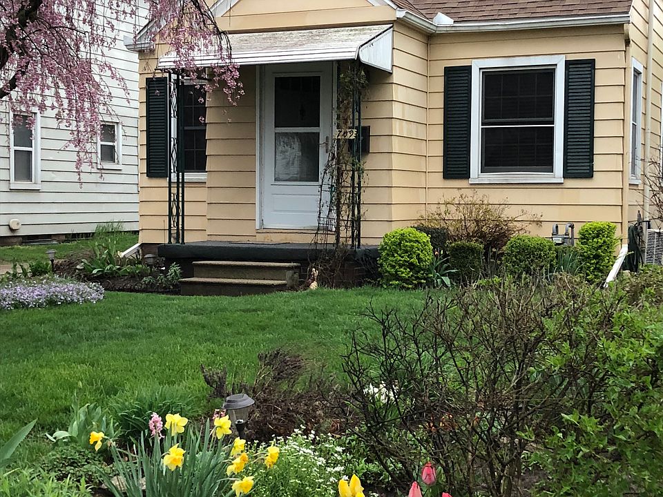 LANDSCAPED YARD