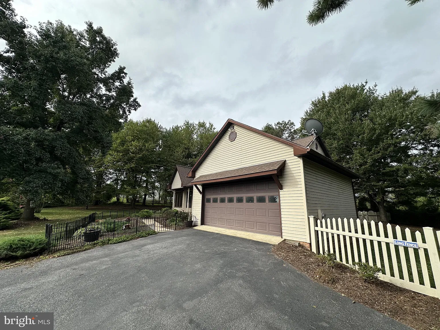3 bed, 2.0 bath, 1785 sqft, $2,700 — Photo 3