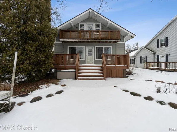 1354 Bayview St, White Lake, MI 48386