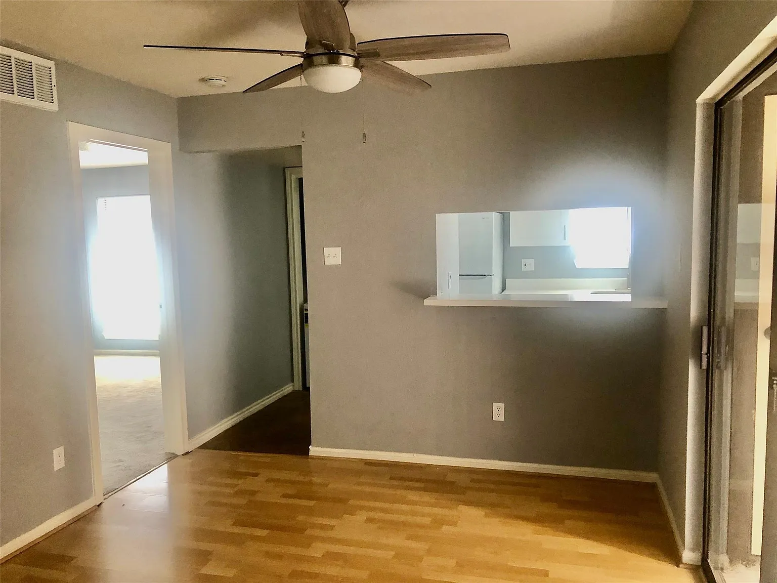 1 bed, 1.0 bath, 897 sqft, $1,200 — Photo 2