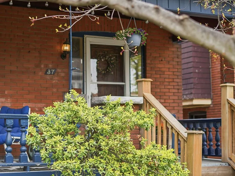 37 Connaught Ave S — Photo 40