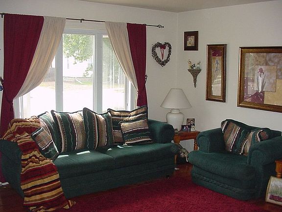 Living room w/ hardwood floors
