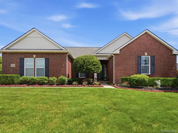 61328 Saddle Creek Dr, South Lyon, MI 48178