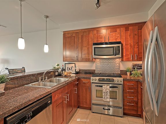 Kitchen with Bistro Bar!