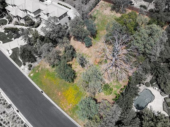 2nd image of 2083 Lockridge Pl