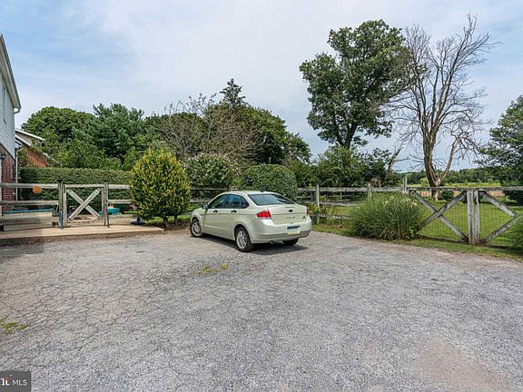 4th image of 2147 Fruitville Pike
