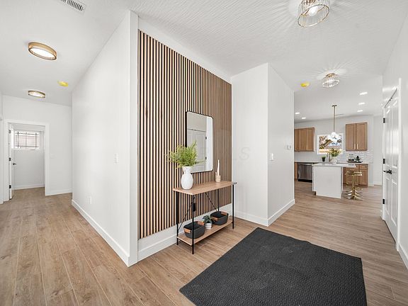 5th image of 470 Woodlawn Ave