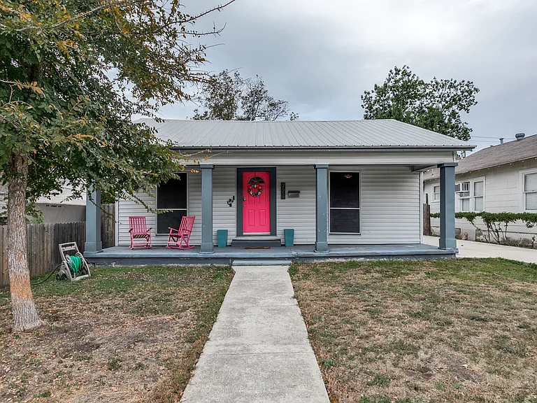 721 Elmwood Dr — Photo 1