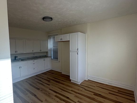 4th image of 215 S Aiken Ave #2