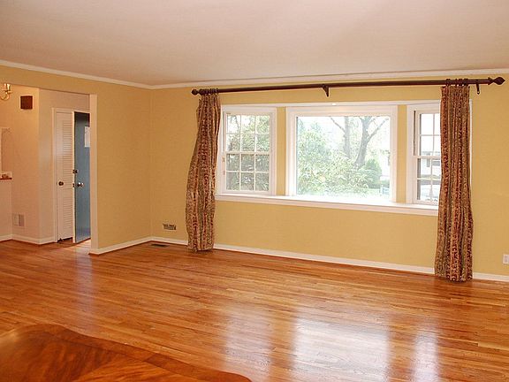 2nd image of 27 Maplemoor Ln