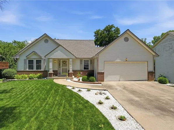 7915 Woodstone St, Lenexa, KS 66219