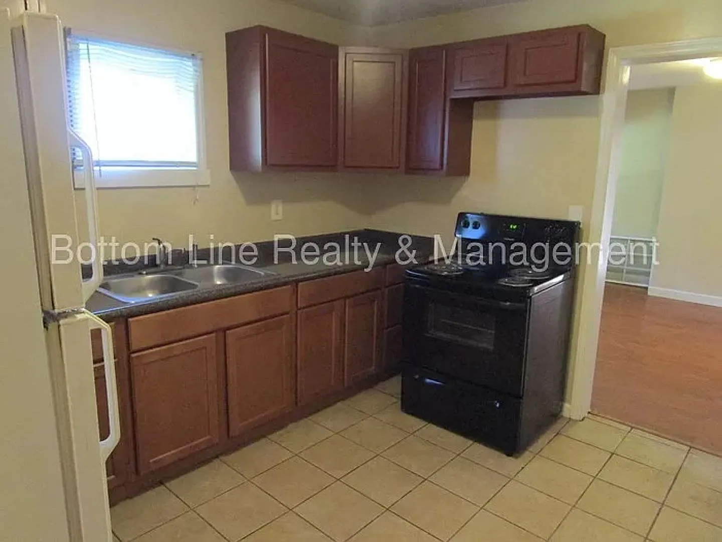 Room in 3 Bedroom Home at Plainview Rd — Photo 3