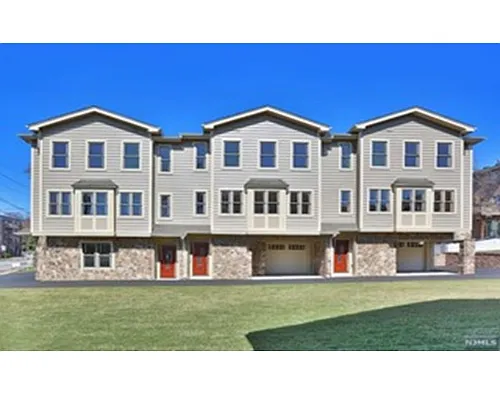 452 Grand Ave #B Photo 1