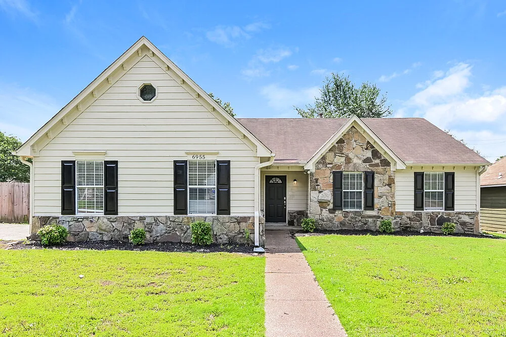 3 bed, 2.0 bath, 1372 sqft, $1,745 — Photo 1