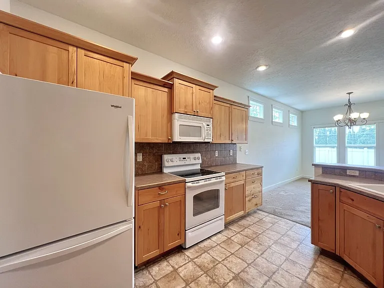 717 W Claire St — Photo 23