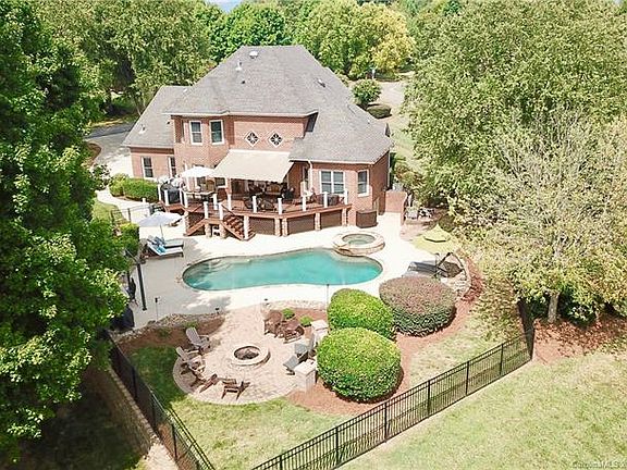 3rd image of 105 Kings Crest Dr