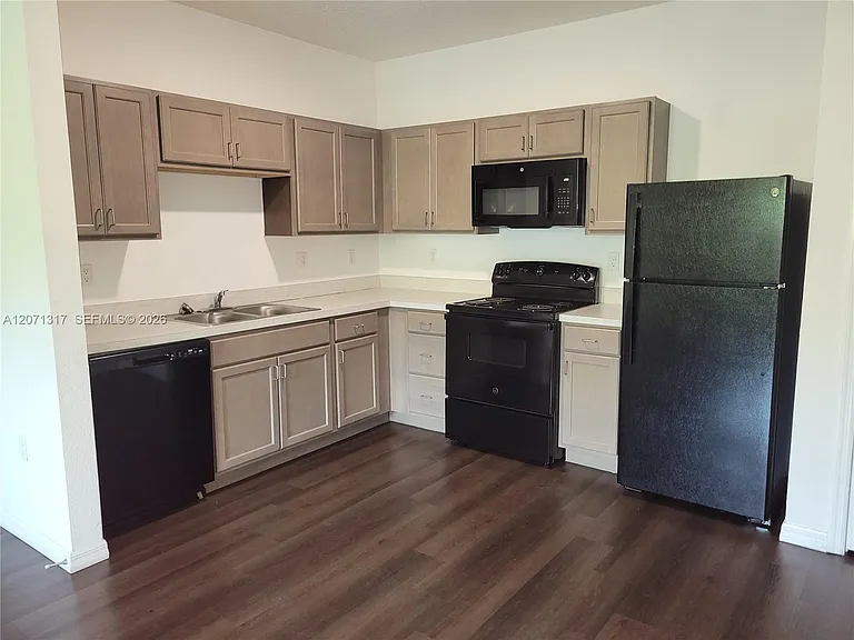 8247 Tanager Sq #301 — Photo 10