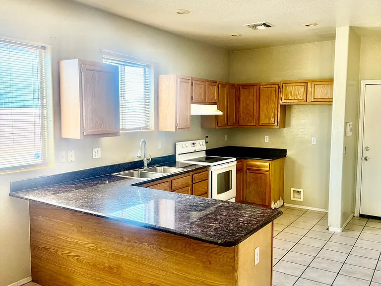 8526 W Vale Dr — Photo 5