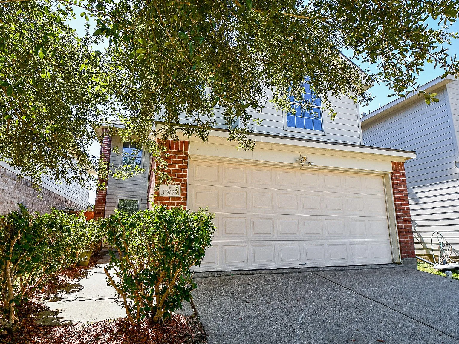 4 bed, 2.5 bath, 2169 sqft, $2,200 — Photo 2