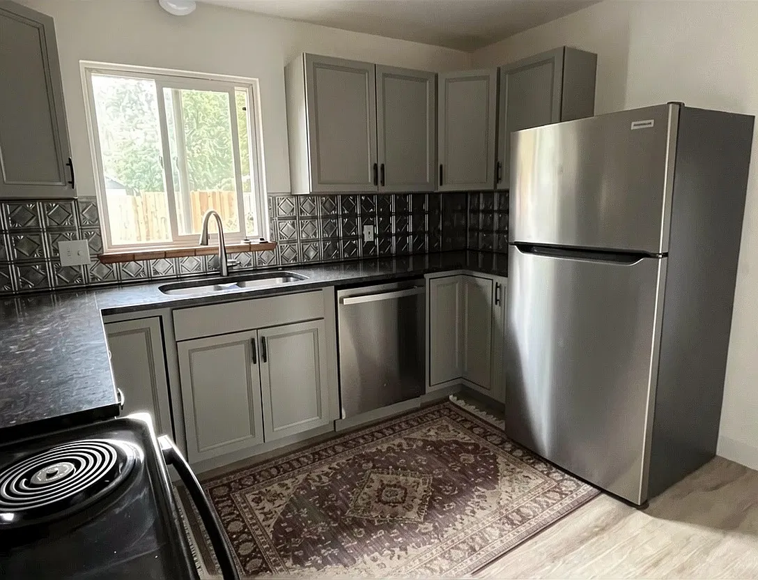 3 bed, 800 sqft, $2,050 — Photo 4