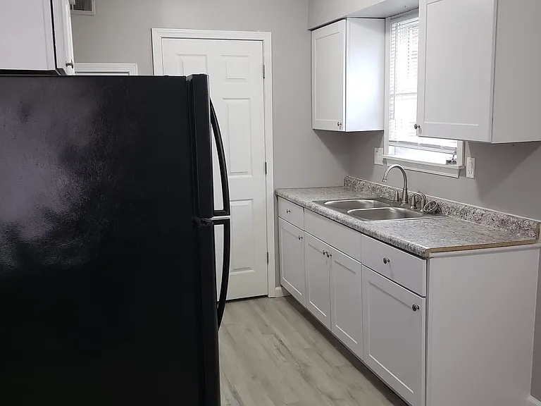 100 Sanders Ct #4 — Photo 3