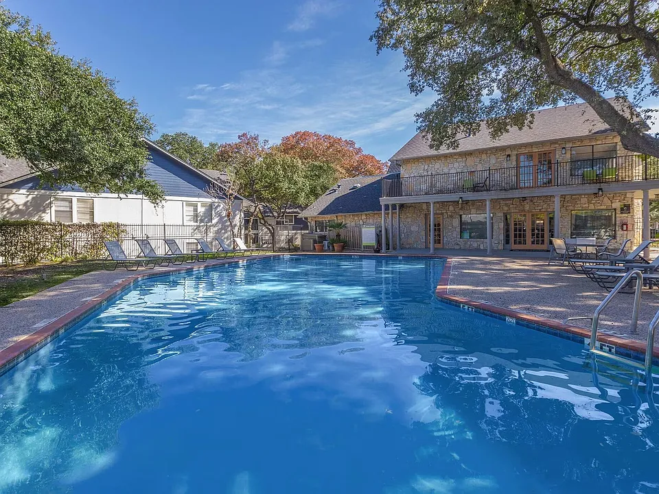 Experience luxury living at Distinction Apartment Homes, where modern design meets serene outdoor spaces. Enjoy the sparkling pool and beautifully landscaped courtyards that create the perfect retreat. Schedule your tour today!