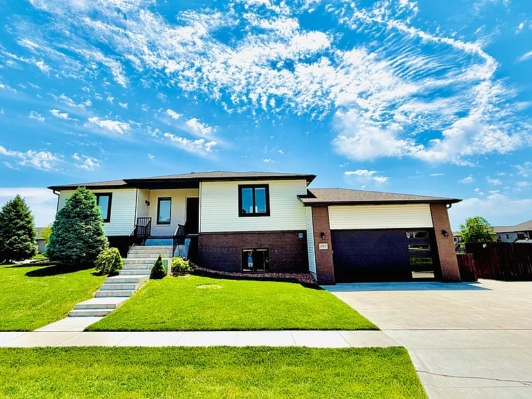 2961 Valley Stream Dr — Photo 2