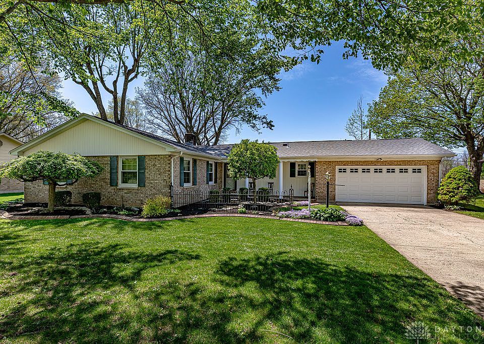 1st image of 8 Maple Ln