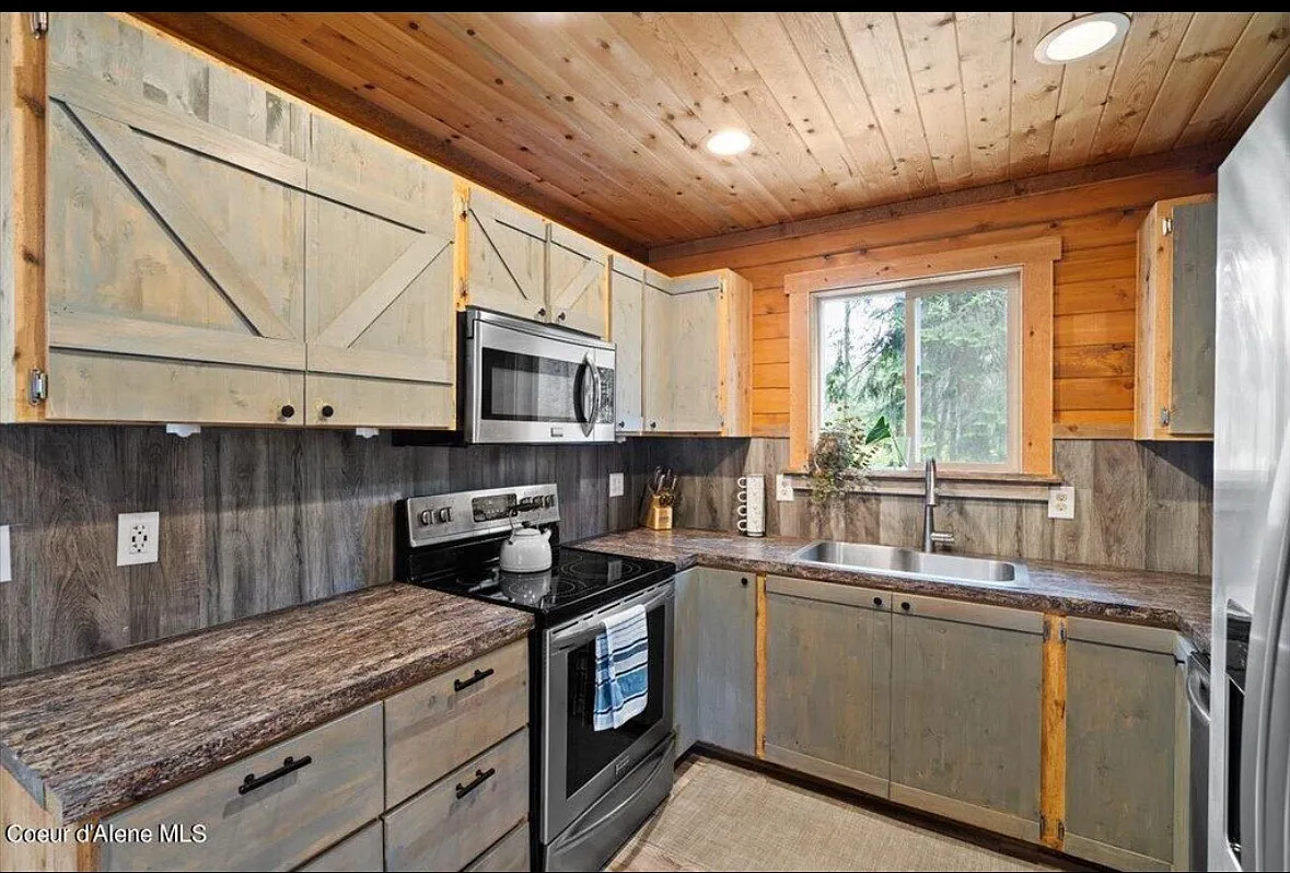 N Estates Dr, Athol — Photo 4