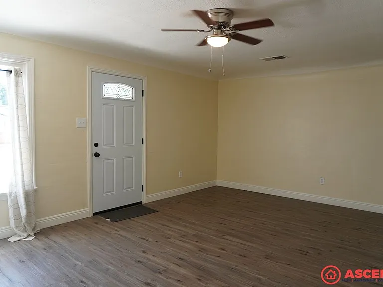 1106 Wilson Ave — Photo 2