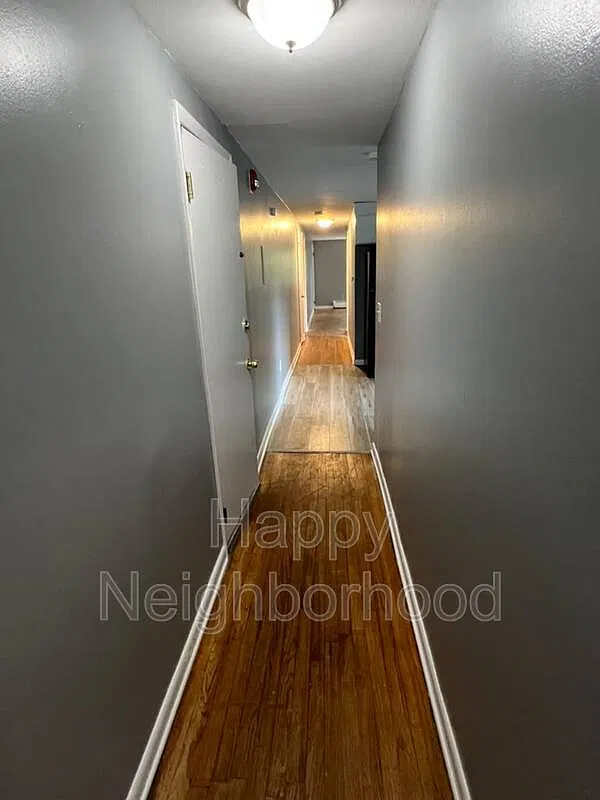 3 bed, 1.0 bath, 1100 sqft, $2,000 — Photo 3
