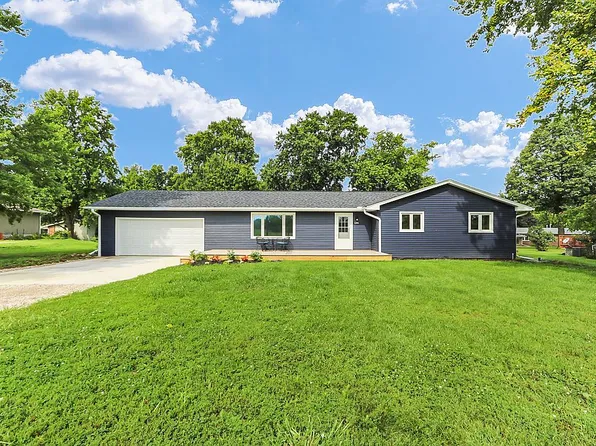 1205 N Lake Of The Woods Rd, Mahomet, IL 61853