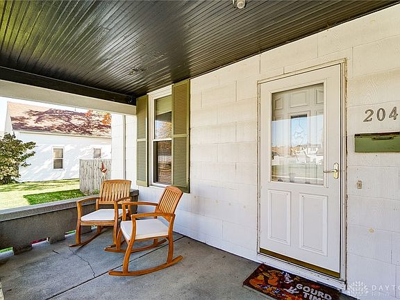 4th image of 204 W 1st St