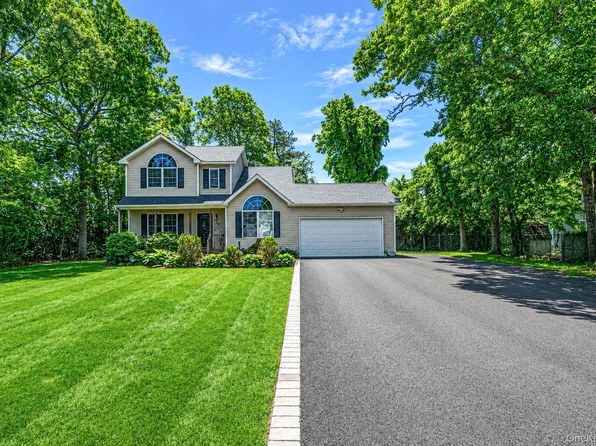 20 Essex Circle, Shirley, NY 11967