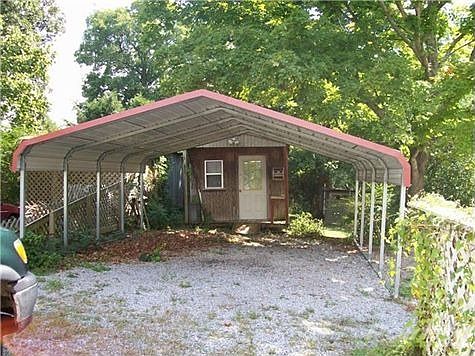 Big carport and storage building. Storage building has electricity.