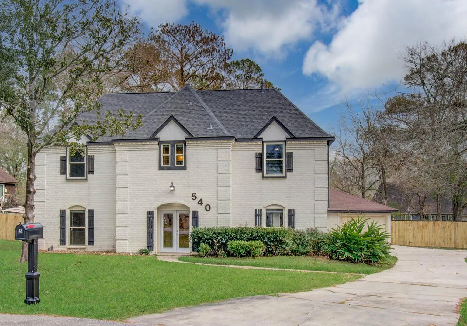 4 bed, 2.5 bath, 2673 sqft, $1,600 — Photo 1